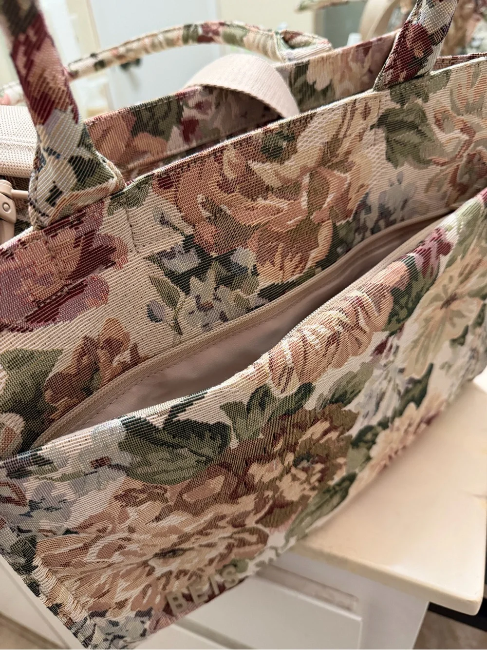 Beis floral tote - Picture 8 of 10